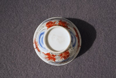 Une tasse et soucoupe en porcelaine de Chine rouge de fer, grisaille, dor&eacute; et bleu, Yongzheng